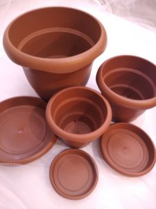 Kahverengi Yuvarlak Özel Altlıklı Boy Boy Plastik Çiçek Saksıları Sağlam Plastik