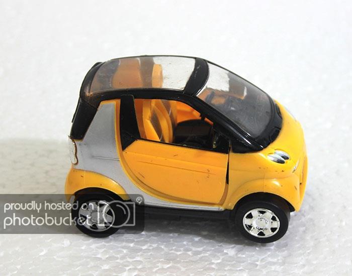 11cm DANS EDEN HARAKETLİ ve SESLİ OYUNCAK MODEL MİNİ SPOR ARABA