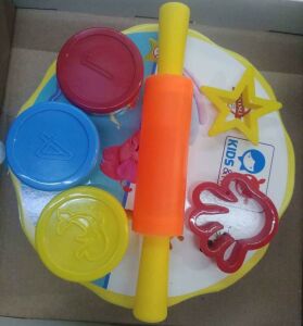 Play-Dough 3 Renk Oyun Hamuru Masa Merdane ve 2 kalıplı 7 li Set