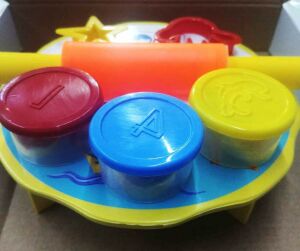 Play-Dough 3 Renk Oyun Hamuru Masa Merdane ve 2 kalıplı 7 li Set