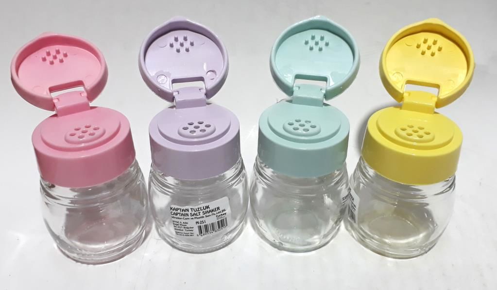 2 Adet 7x5x5cm Boyutlarında Cam ve Kapaklı Tuzluk ve Karabiberlik