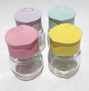 2 Adet 7x5x5cm Boyutlarında Cam ve Kapaklı Tuzluk ve Karabiberlik