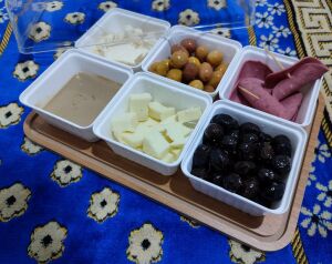 Ahşap Tepsili 6 göz 8 parça Kahvaltılık Seti Kırılmaz Şeffaf Fanus Kapak 70 Ülkede Satılan TürkMalı