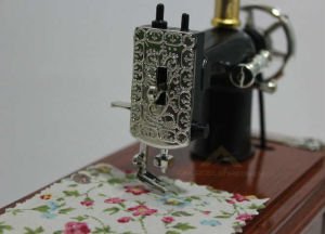 ANTİKA DİKİŞ MAKİNESİ MODELİNDE MÜZİK KUTUSU