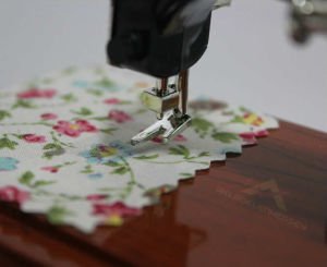 ANTİKA DİKİŞ MAKİNESİ MODELİNDE MÜZİK KUTUSU