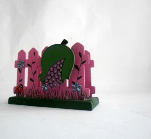 AHŞAP BAHÇE ÇİTİ MODEL MANDALLI NOT TUTACAKLI RENKLİ MEYVE BAHÇESİ DESENLİ MASA ÜSTÜ AHŞAP PEÇETELİK