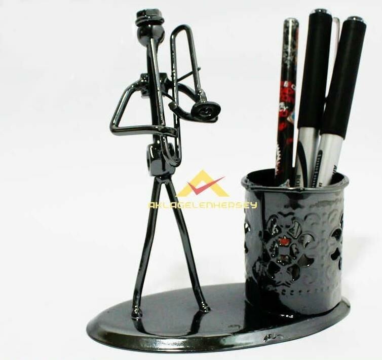 Metal titanyum kaplama trombon çalan adam biblo