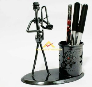 Metal titanyum kaplama trombon çalan adam biblo