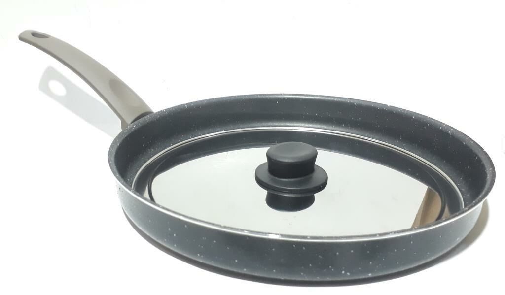 Özel Kapaklı 3x32x32cm Ebatta Plastik Kulplu Granit Balık Tavası Et Balık Yumurta vb. Şeylere Uygun