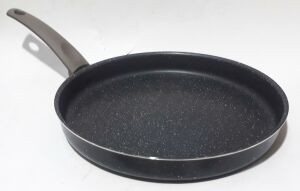 Özel Kapaklı 3x32x32cm Ebatta Plastik Kulplu Granit Balık Tavası Et Balık Yumurta vb. Şeylere Uygun