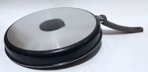 Özel Kapaklı 3x32x32cm Ebatta Plastik Kulplu Granit Balık Tavası Et Balık Yumurta vb. Şeylere Uygun