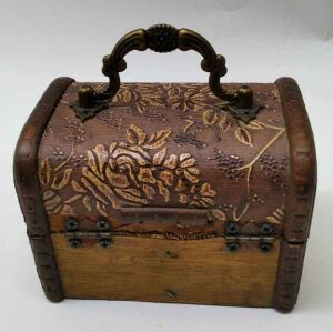 Ahşap Sandık Şeklinde Otantik Dekoratif Desenli Takı Kutusu 11cmx 8 Cm Yükseklik 8 Cm D-7