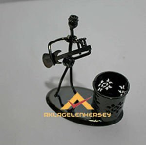 METAL TİTANYUM KAPLAMA GİTAR ÇALAN ADAM BİBLO