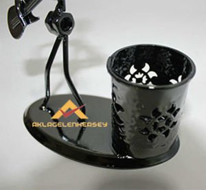 METAL TİTANYUM KAPLAMA GİTAR ÇALAN ADAM BİBLO