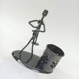 Dekoratif Müzik Aleti Çalan Adam Metal Kalemlik Masa Süsü Biblo 13 cm x 12 cm