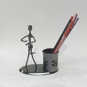 Dekoratif Müzik Aleti Çalan Adam Metal Kalemlik Masa Süsü Biblo 13 cm x 12 cm