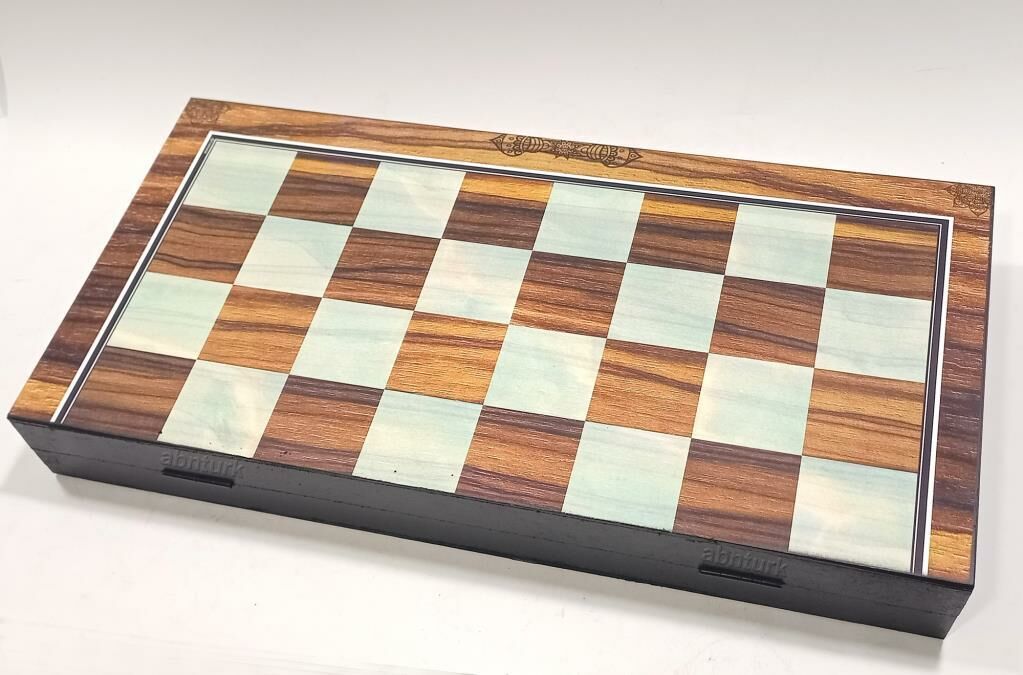 Büyük Boy Ahşap Ağaç Pullarla Zarlar Dahil 46x46 Cilalı Ceviz Rengi Kaplama Damalı Tavla Oyun Takımı