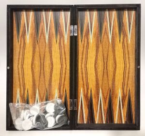 Büyük Boy Ahşap Ağaç Pullarla Zarlar Dahil 46x46 Cilalı Ceviz Rengi Kaplama Damalı Tavla Oyun Takımı