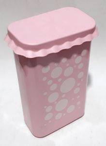 2,5 L Kapasiteli Desenli Silikon Kapaklı Plastik Kabı 24x15x8cm  Kaliteli Plastikten Üretilmiştir