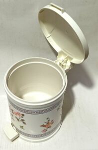 23x23x24cm Ebatta 5L Kapasiteli Ayakla Açılan Kapaklı Çöp Kutusu Kaliteli Plastikten Üretilmiştir