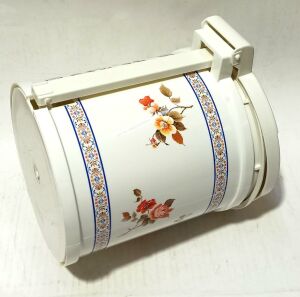 23x23x24cm Ebatta 5L Kapasiteli Ayakla Açılan Kapaklı Çöp Kutusu Kaliteli Plastikten Üretilmiştir