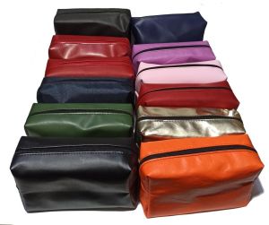 Bir Çok Farklı Renkte Kaliteli Kumaştan Üretilmiş Makyaj Çantası 20x12x7cm Boyutlarındadır