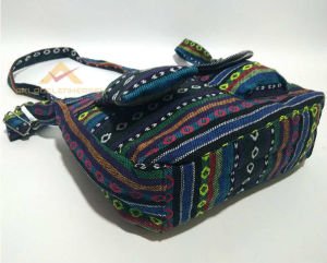 POSTACI MODEL RENKLİ DESENLİ KADIN OMUZ ÇANTASI