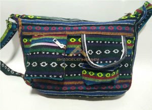 POSTACI MODEL RENKLİ DESENLİ KADIN OMUZ ÇANTASI