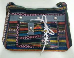 POSTACI MODEL RENKLİ DESENLİ KADIN OMUZ ÇANTASI