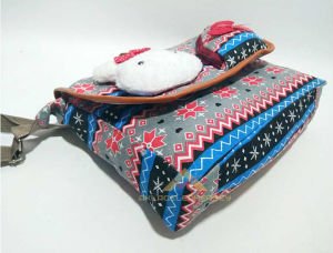 POSTACI MODEL PELUŞ AYICIKLI HELLO KİTTY DİZAYN GENÇ BAYAN ÇANTASI KADIN OMUZ ÇANTASI