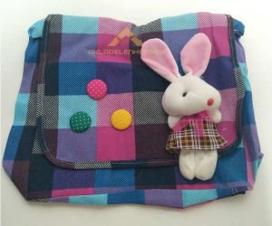 POSTACI MODEL PELUŞ AYICIKLI HELLO KİTTY DİZAYN GENÇ BAYAN ÇANTASI KADIN OMUZ ÇANTASI