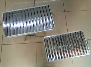 Ayaklı Büyük Mangal 60cm Kebapçı Tipi Geniş Oluklu Paslanmaz Galvaniz Gövde Krom Köfteci Izgarası