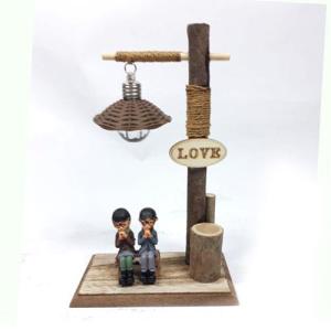 Gerçek Odunlu Ve Lambalı Banktaki Çift Model Love Kalemlik