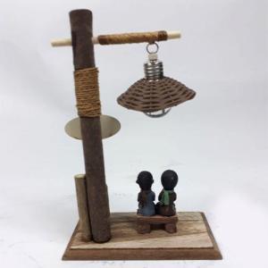 Gerçek Odunlu Ve Lambalı Banktaki Çift Model Love Kalemlik