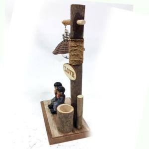 Gerçek Odunlu Ve Lambalı Banktaki Çift Model Love Kalemlik