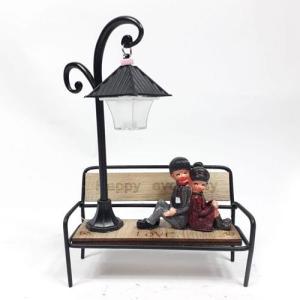 Bankta Oturan Çift Model Lambalı 20x13Cm Kalemlik