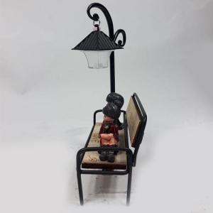 Bankta Oturan Çift Model Lambalı 20x13Cm Kalemlik