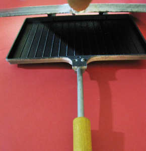 YANMAZ YAPIŞMAZ TEFLON İÇ YÜZEYLİ OCAK ÜSTÜ SAĞLAM DÖKÜM MALZEME EKMEK KIZARTMA IZGARA TOST MAKİNE