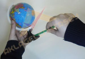 KALEMTRAŞ OLARAK KULLANABİLEN DÖNERLİ DÜNYA KÜRE