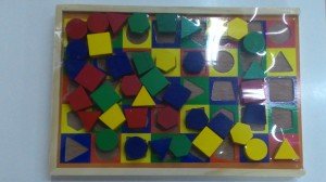 Çift Taraflı Eğlence. Bir Yüzü Yazı Tahtası Bir Yüzü Geometrik Şekiller Ve Renklerine Göre Parçaların Yerlerini Bulma Oyunu