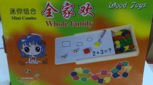 Çift Taraflı Eğlence. Bir Yüzü Yazı Tahtası Bir Yüzü Geometrik Şekiller Ve Renklerine Göre Parçaların Yerlerini Bulma Oyunu