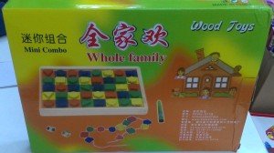 Çift Taraflı Eğlence. Bir Yüzü Yazı Tahtası Bir Yüzü Geometrik Şekiller Ve Renklerine Göre Parçaların Yerlerini Bulma Oyunu