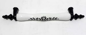Delikler Arası 13cm Boyu 18cm Metal ve Porselen Üstüne Desenli   3 Renk Çekmece Kulpu siyah