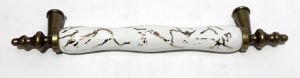 Delikler Arası 13cm Boyu 18cm Metal ve Porselen Üstüne Desenli   3 Renk Çekmece Kulpu altın