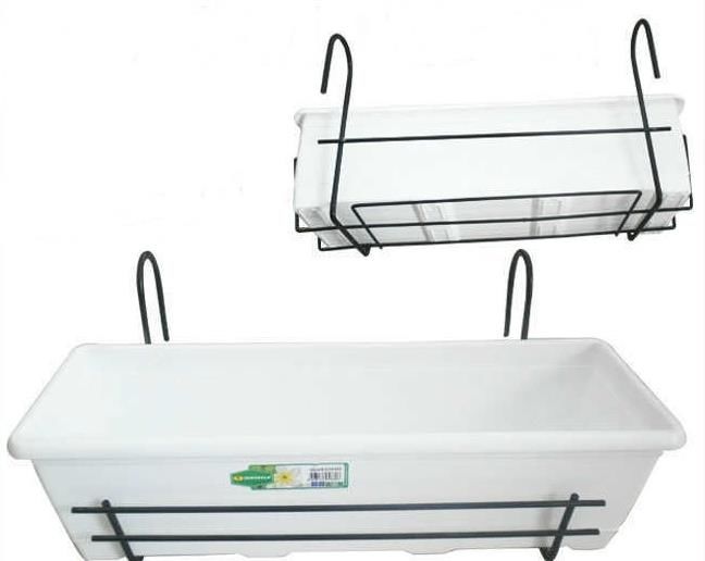 Beyaz saksı ve metal taşıyıcı askı aparatı