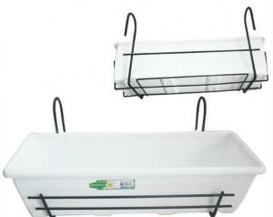 Beyaz saksı ve metal taşıyıcı askı aparatı