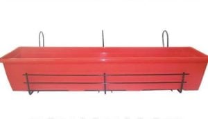 Kırmızı saksı ve metal taşıyıcı saksı askısı