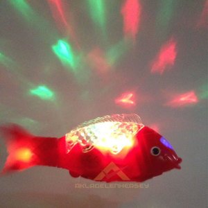 Müzikli Işıklı Yürüyen Balık 23cm Uzuluğunda Eğlenceli 3 Adet AA Pil ile Çalışan Oyuncak Balık