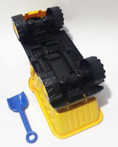 37x18x15cm Boyutunda Kırmızı Fonksiyonsuz Oyuncak Kürekli Kamyon