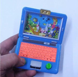 AKVARYUM İÇERSİNDE HALKA GEÇİRME OYUNU 2 TUŞLU BASMALI LAPTOP MODEL SULU EKRAN NOSTALJİK HALKA OYUNU